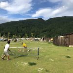 キャンプ場の遊び場問題、テニス・バトミントン練習ネットで何もない広場がコートに変わる！
